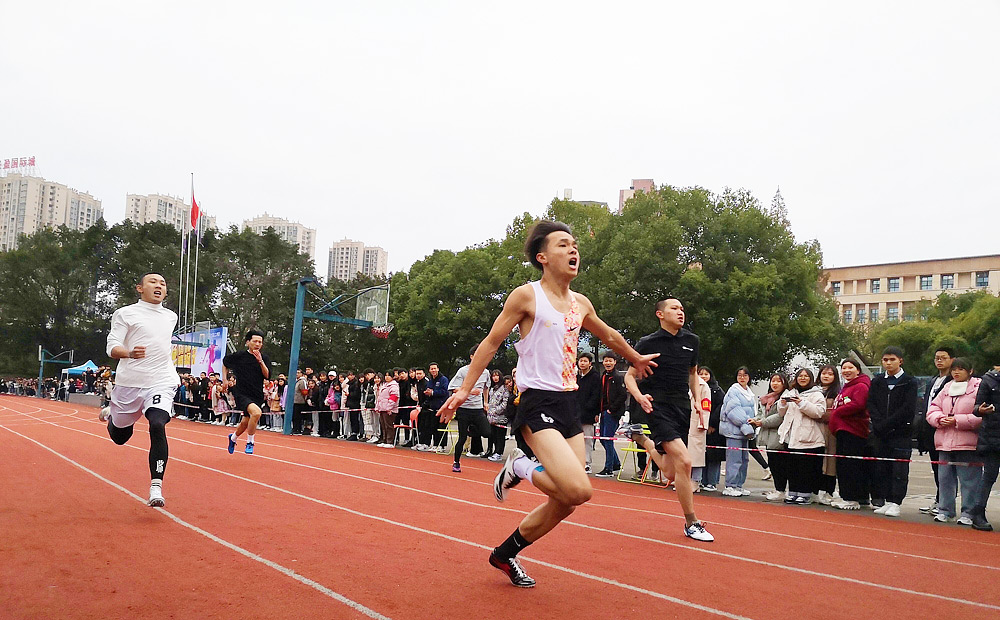 男子组100米比赛,2020年冬季田径运动会现场,重庆春珲学校