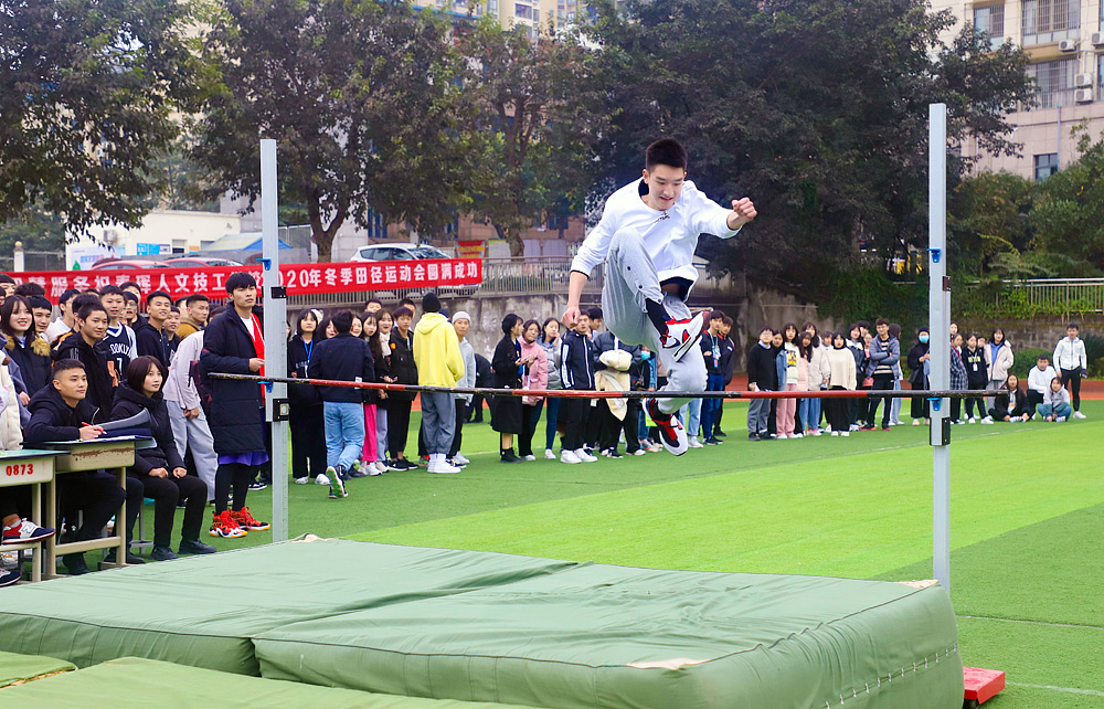 男子组跳高比赛,2020年冬季田径运动会现场,重庆春珲学校