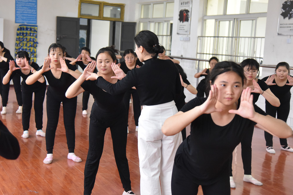 幼师学生舞蹈课,重庆春珲人文技工学校
